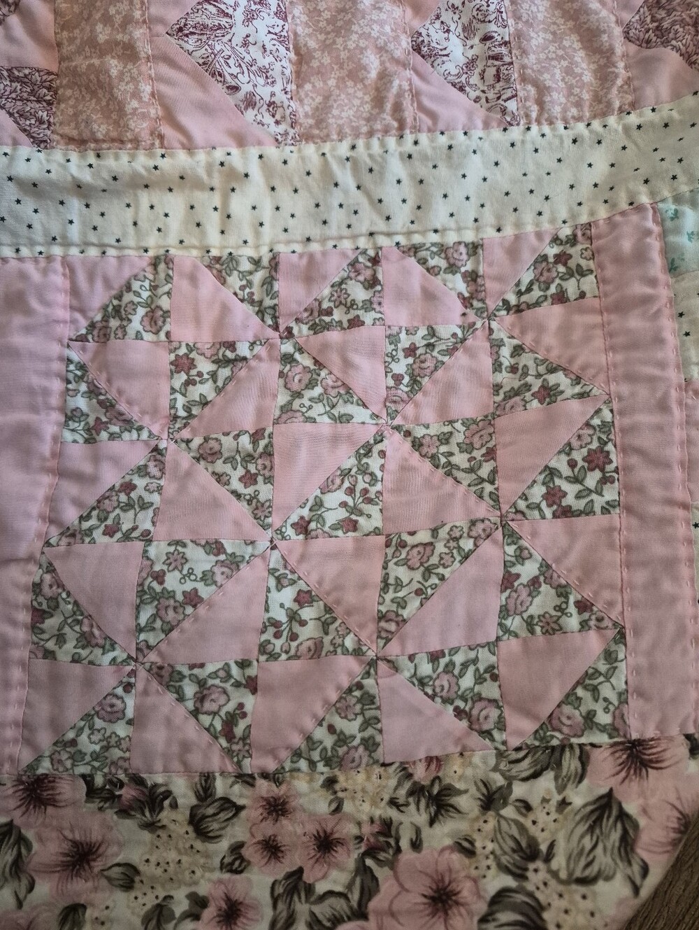 🩷💚🤍Handmade Patchwork Quilt - Picture 12 of 12